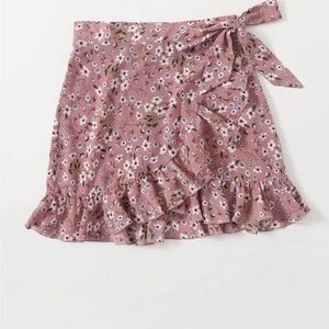 🛍️ 2/$12
Size XL pretty floral ruffle wrap skirt. Pretty for summer